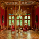 Både møbler og utsmykning i salongen minner om middelalder med assosiasjoner til den gamle norske gildehallen. Foto: Jan Haug, Det kongelige hoff.